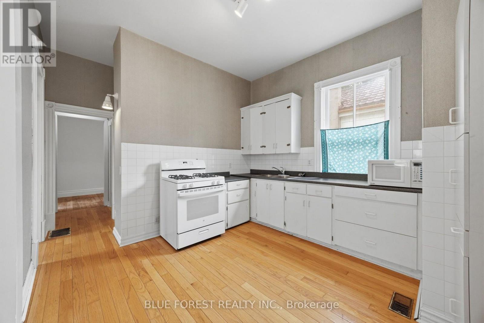 548 ELIZABETH STREET - Image 11