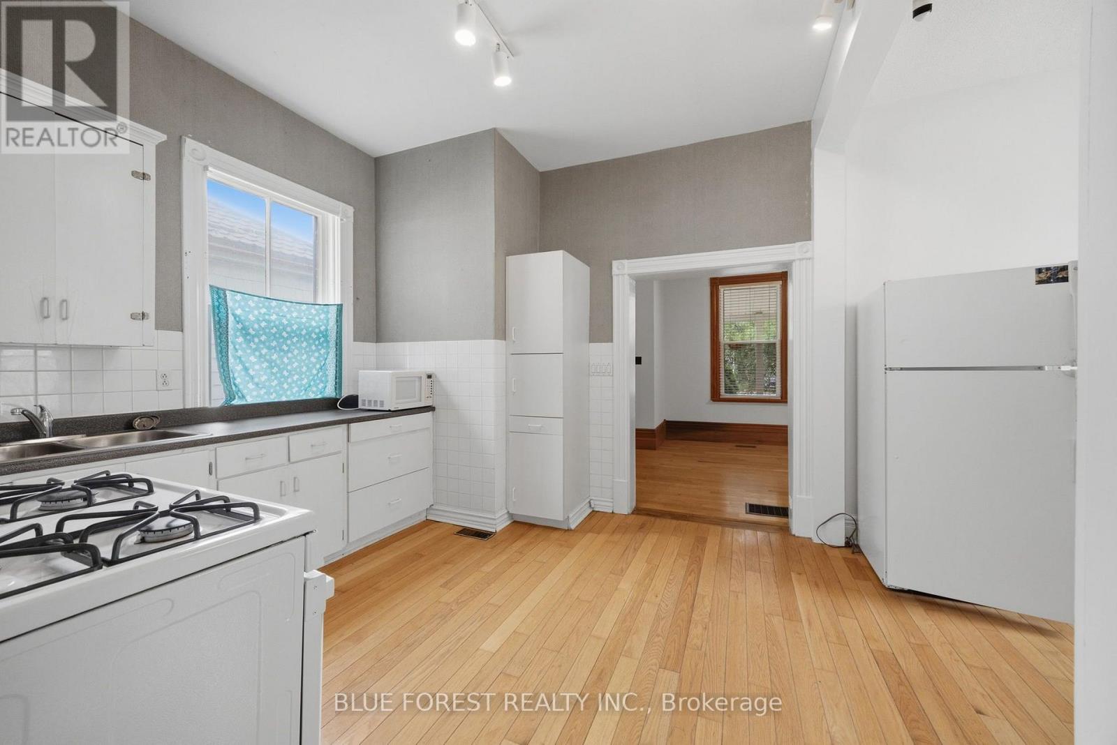 548 ELIZABETH STREET - 12