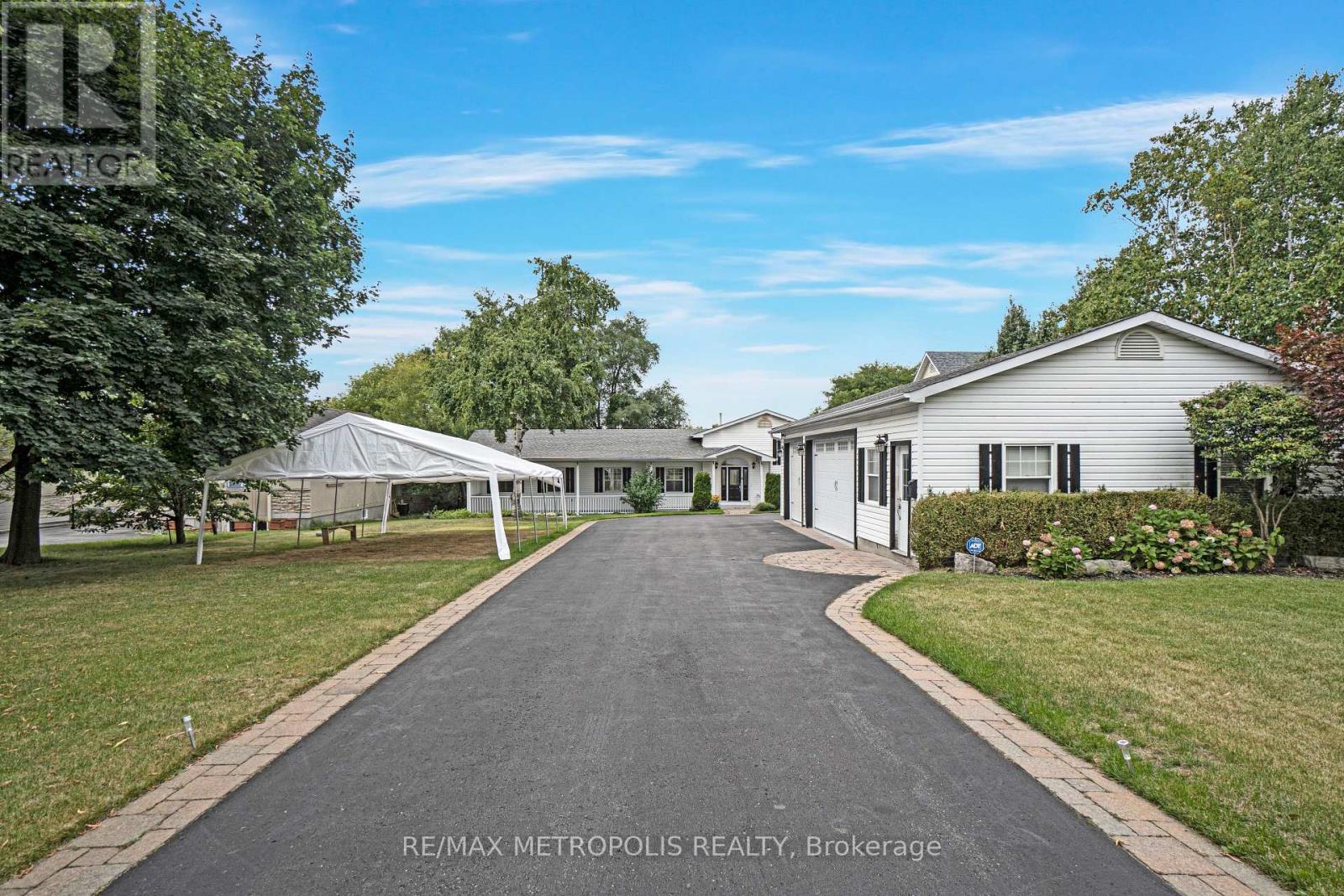 1872 APPLEVIEW ROAD - 2