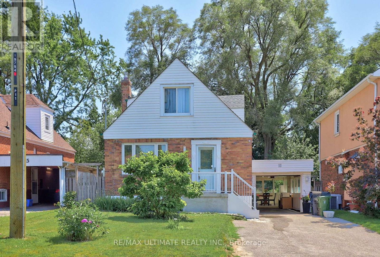 11 MIDHOLM DRIVE - 3