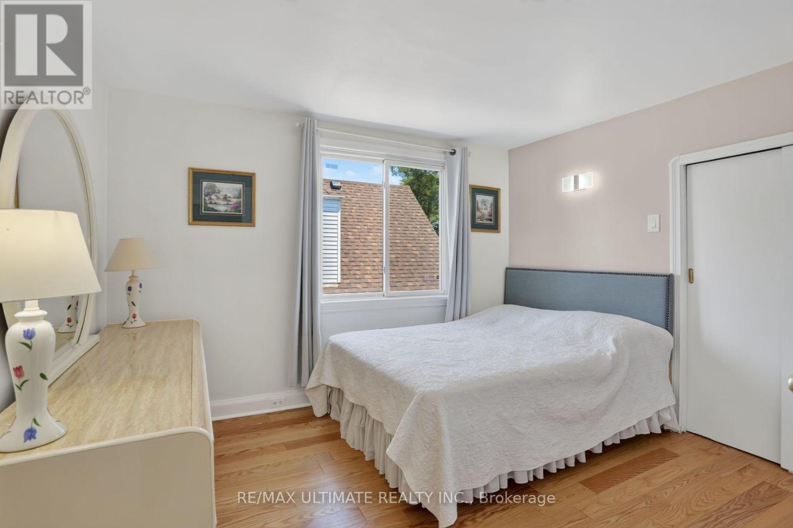 11 MIDHOLM DRIVE - 37