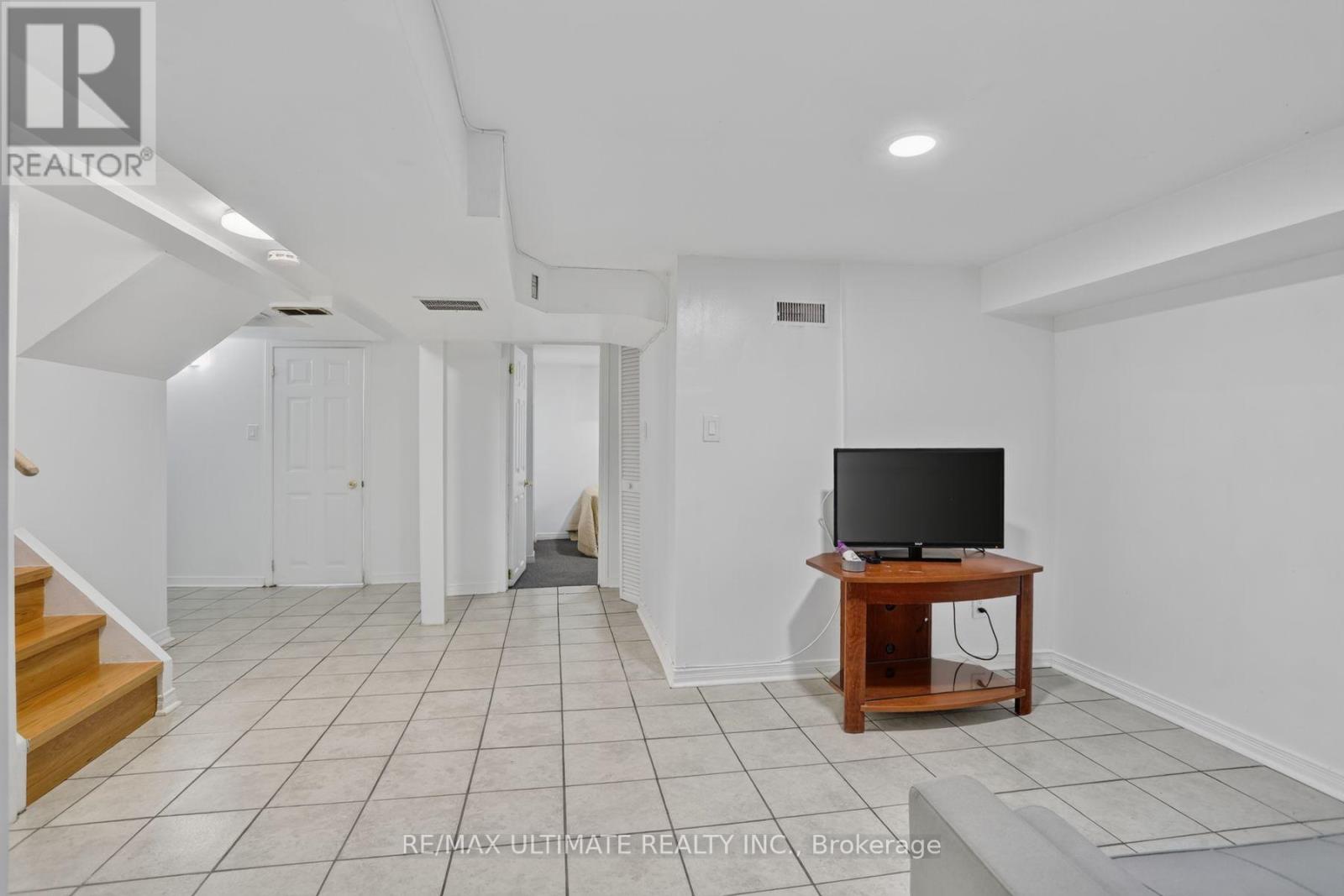 11 MIDHOLM DRIVE - 43