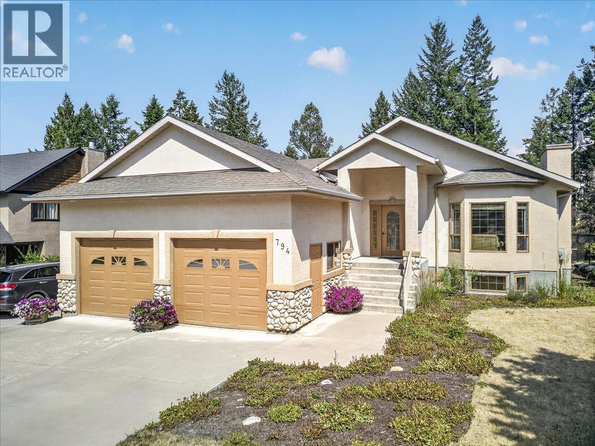 794 WESTRIDGE Drive, Invermere — photo 2