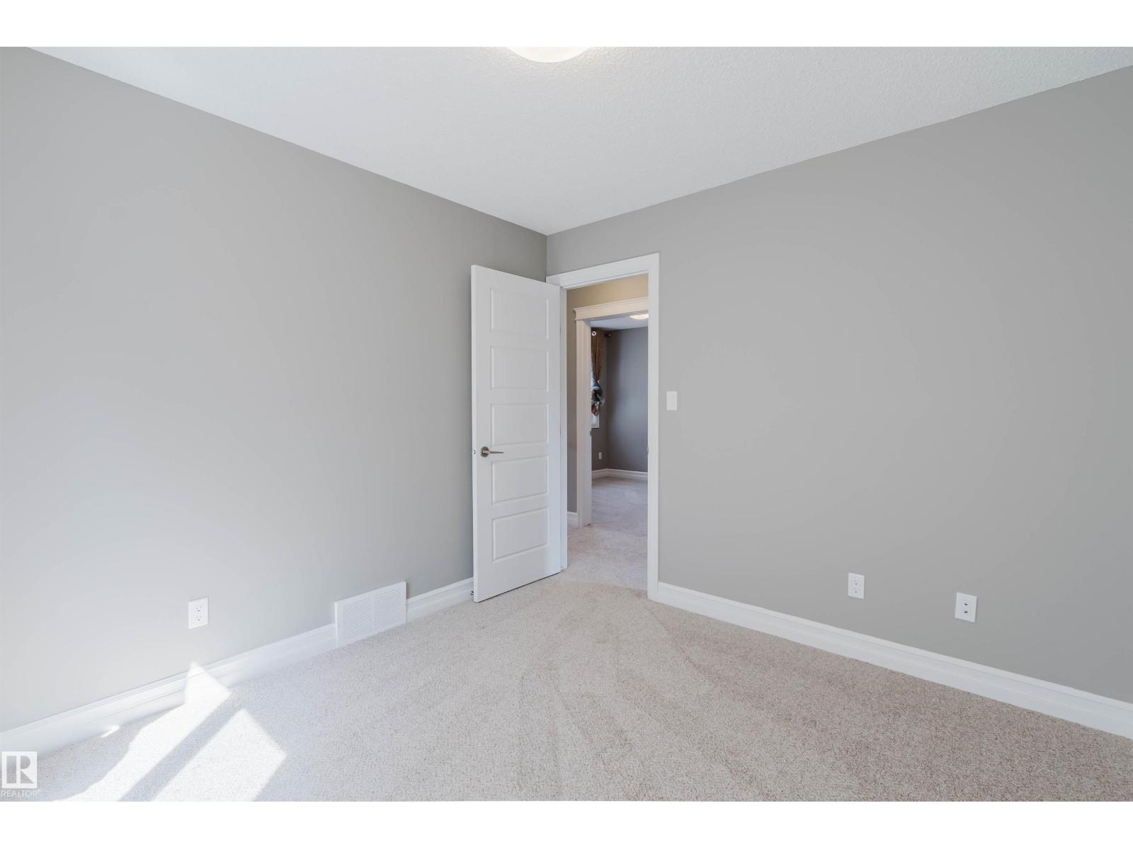 15839 10 AV SW - 32