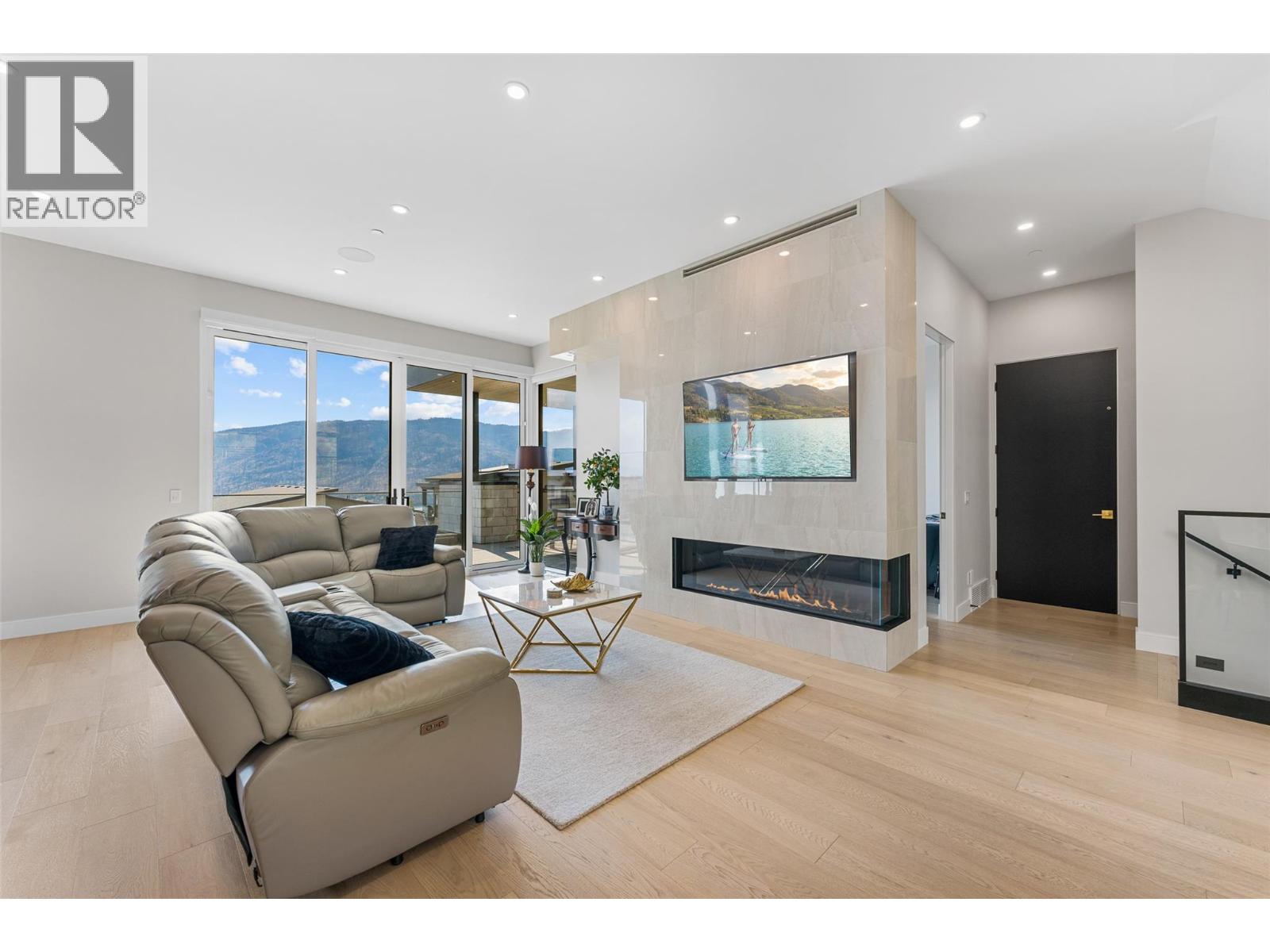 9829 Beacon Hill Crescent - 6