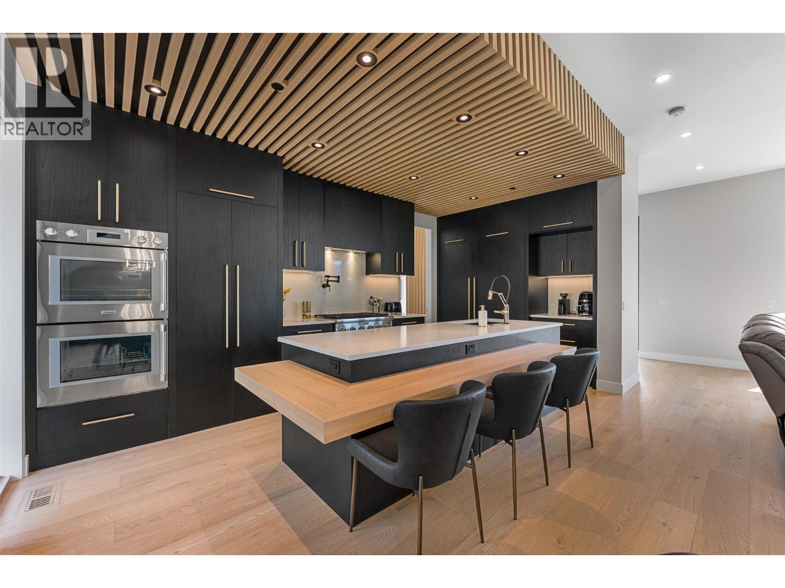 9829 Beacon Hill Crescent - 11