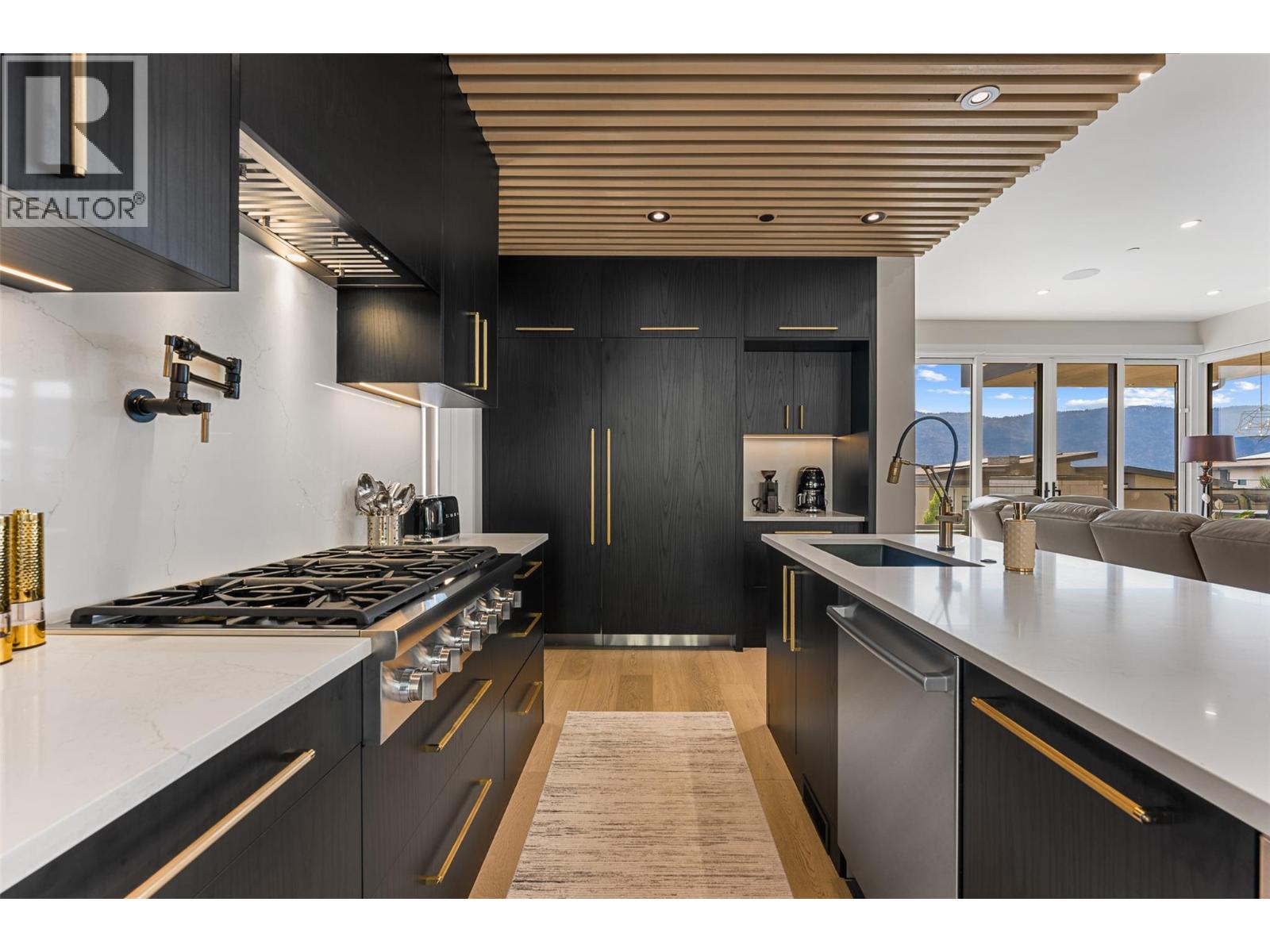 9829 Beacon Hill Crescent - 14