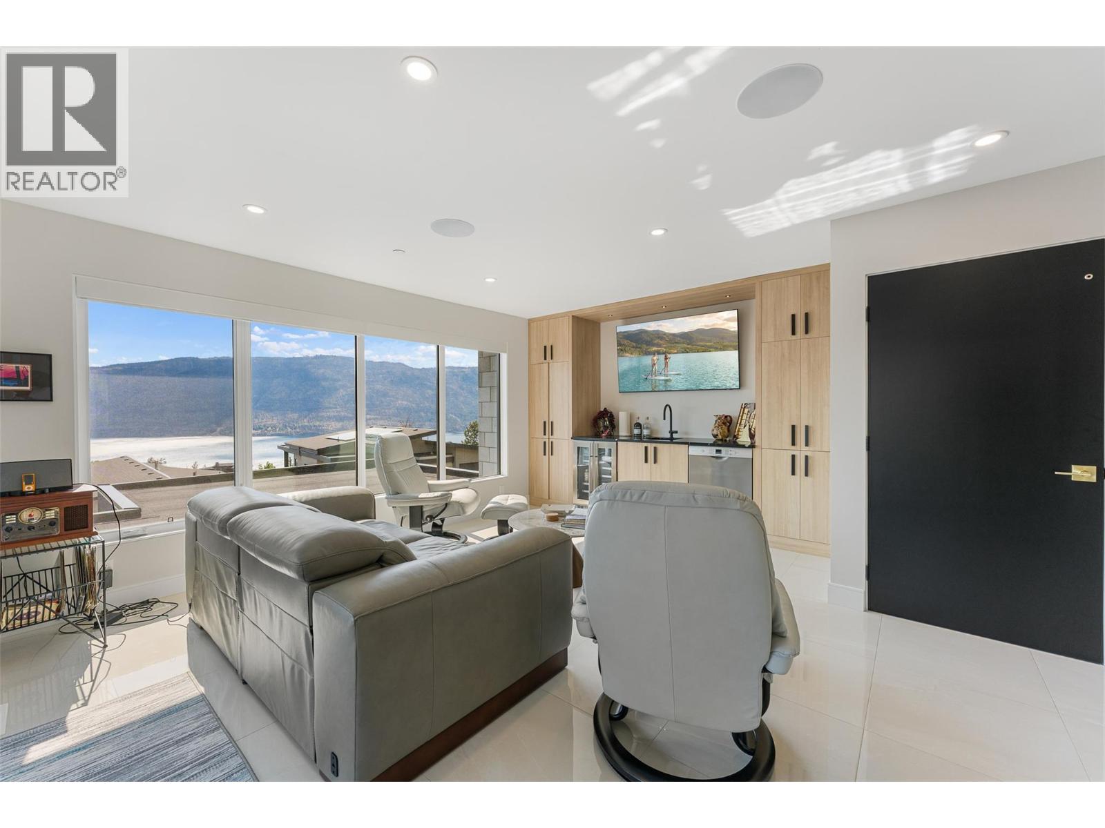 9829 Beacon Hill Crescent - Image 42