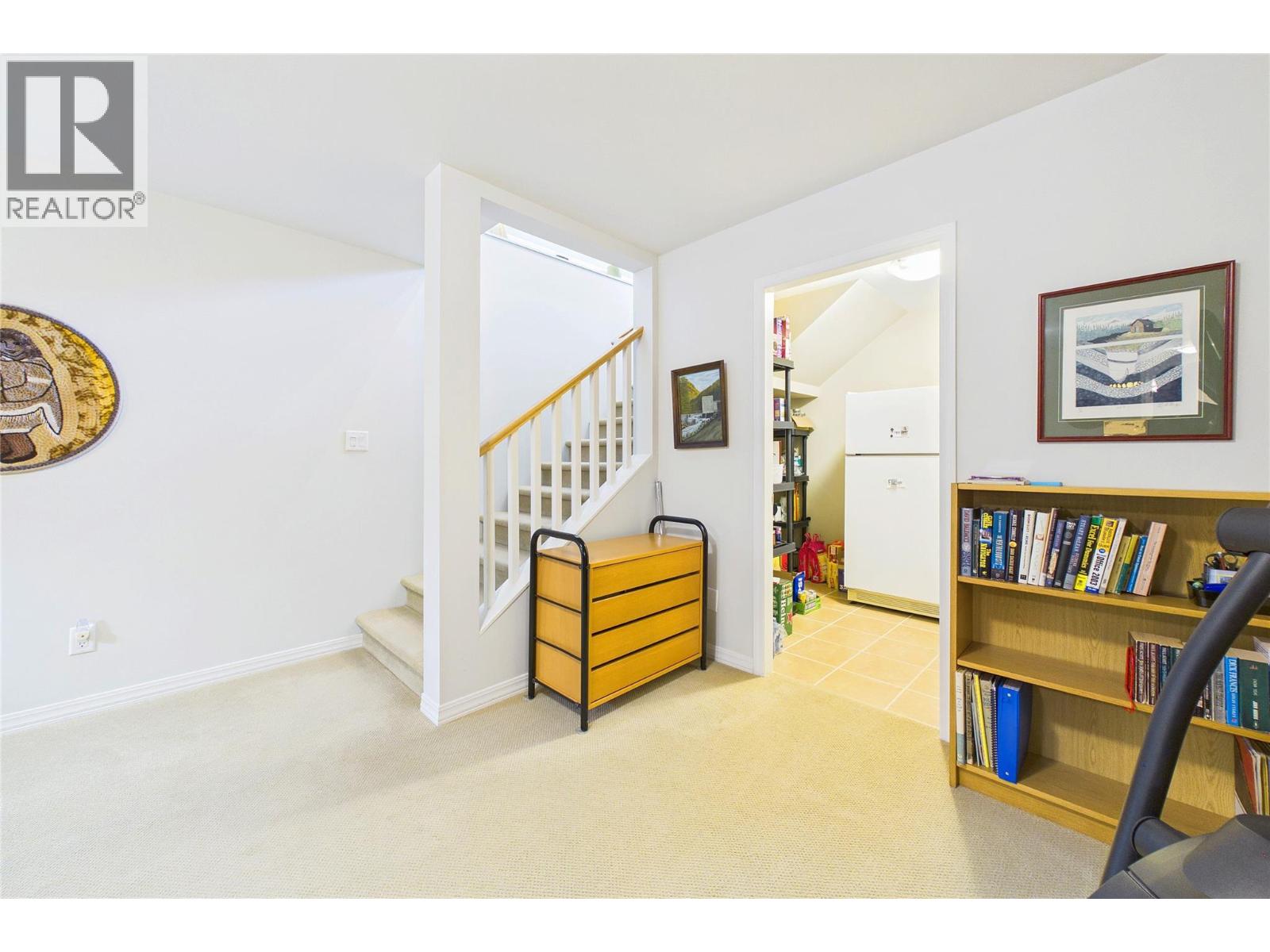 #184 170 STOCKS Crescent - Image 36