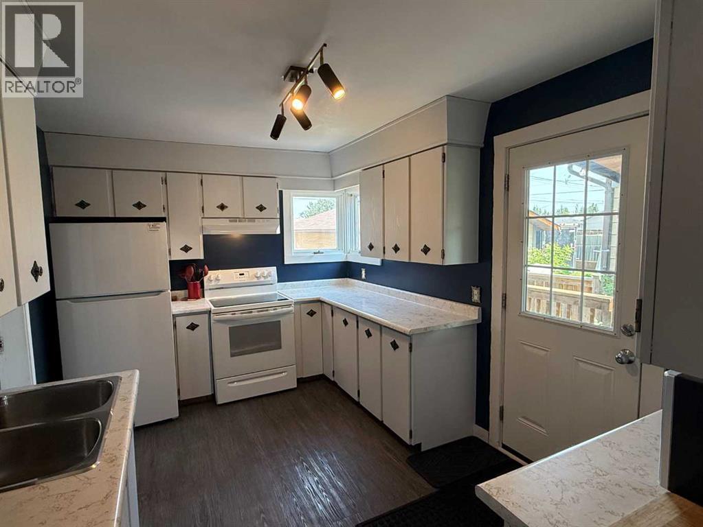 4722 54 Avenue - 11