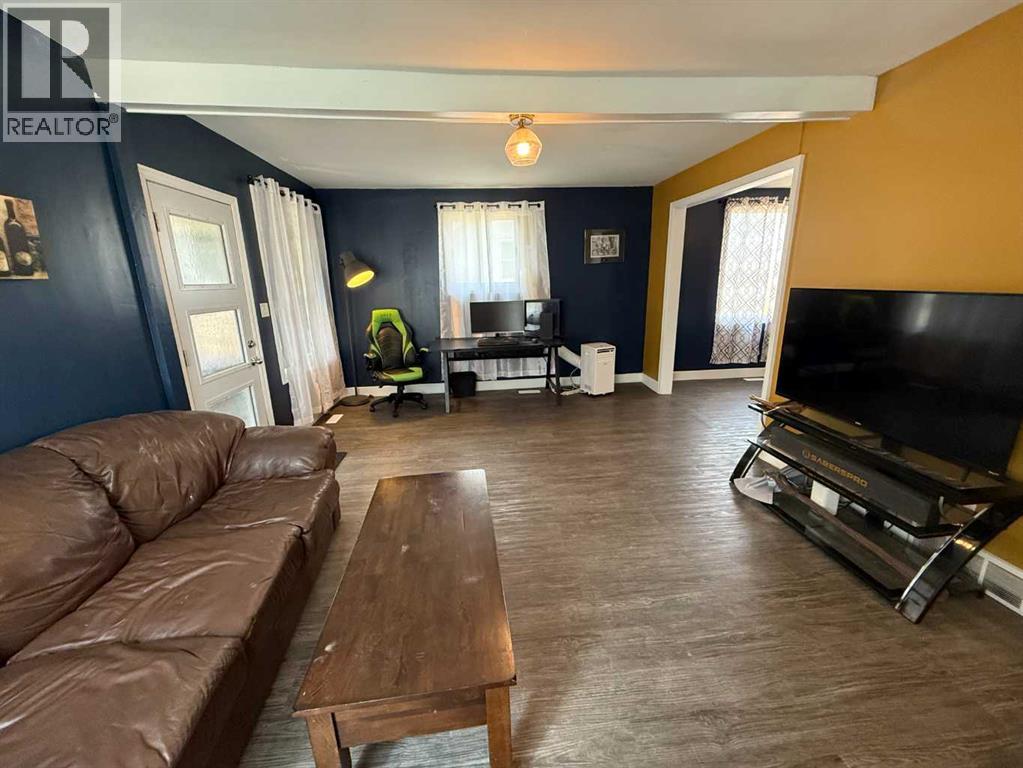 4722 54 Avenue - 7