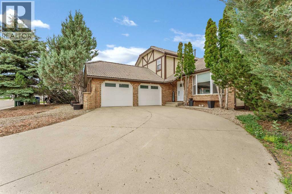 8 Ross View Bay SE