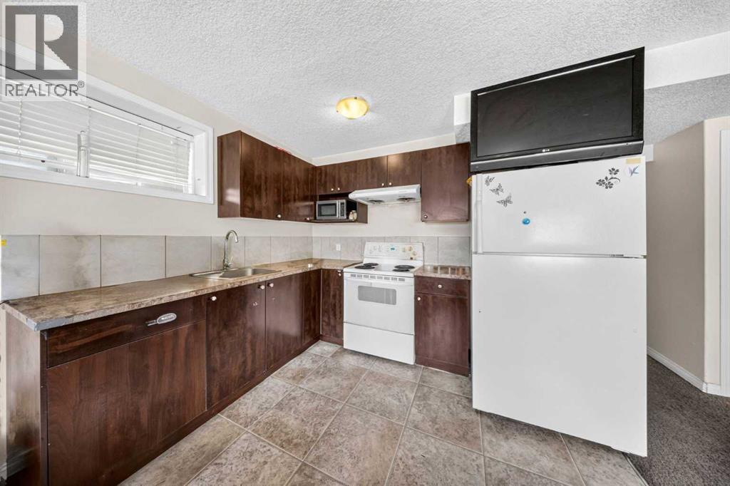 154 Saddleland Close NE - 32