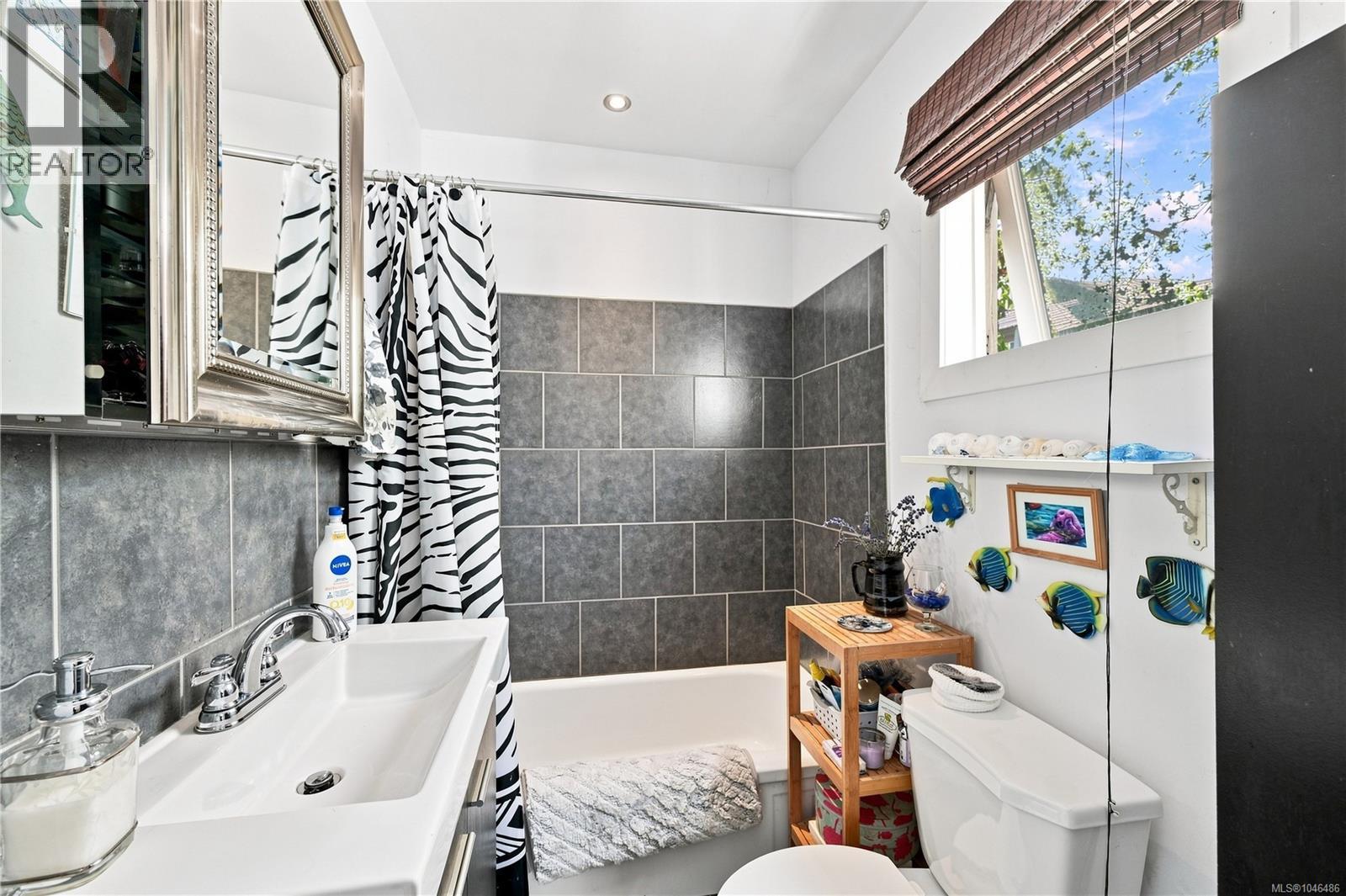 1272 Centre Rd - 16