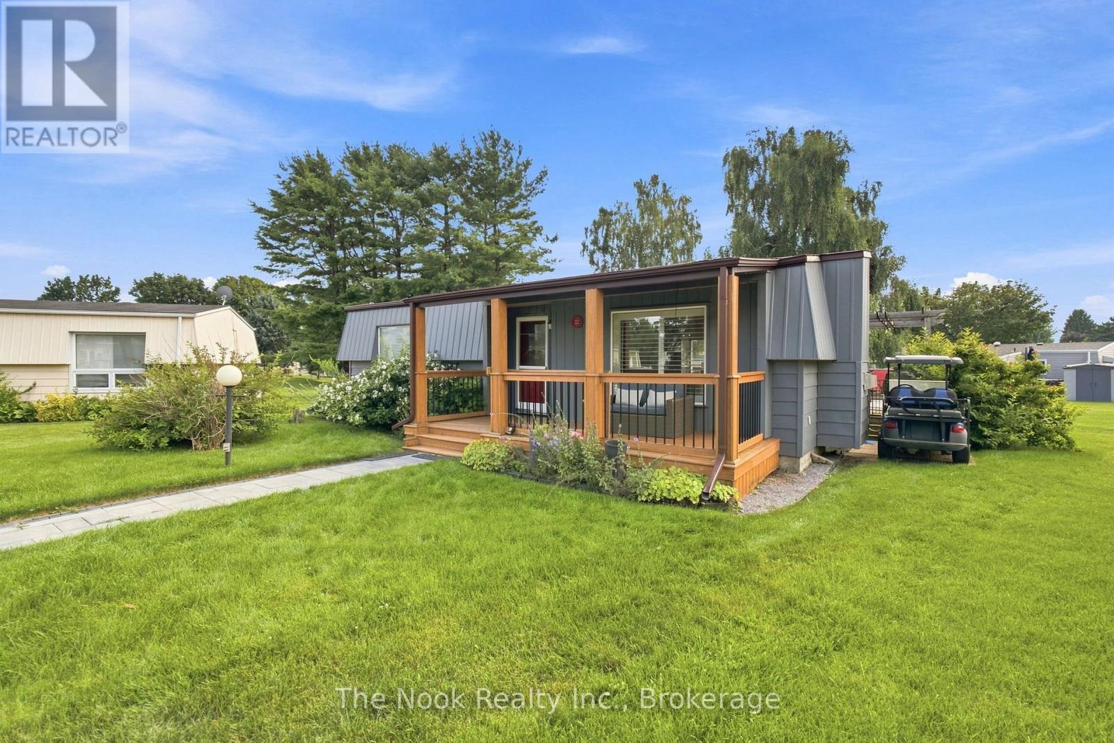 7 PINERIDGE CRESCENT - 1
