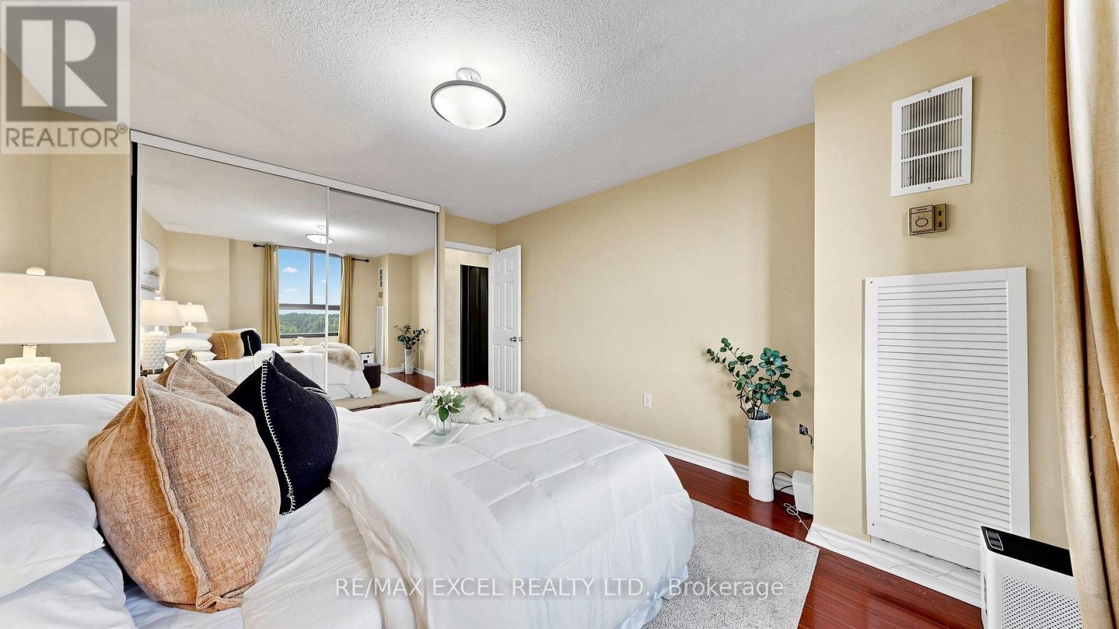#1011 350 SENECA HILL DRIVE - 23