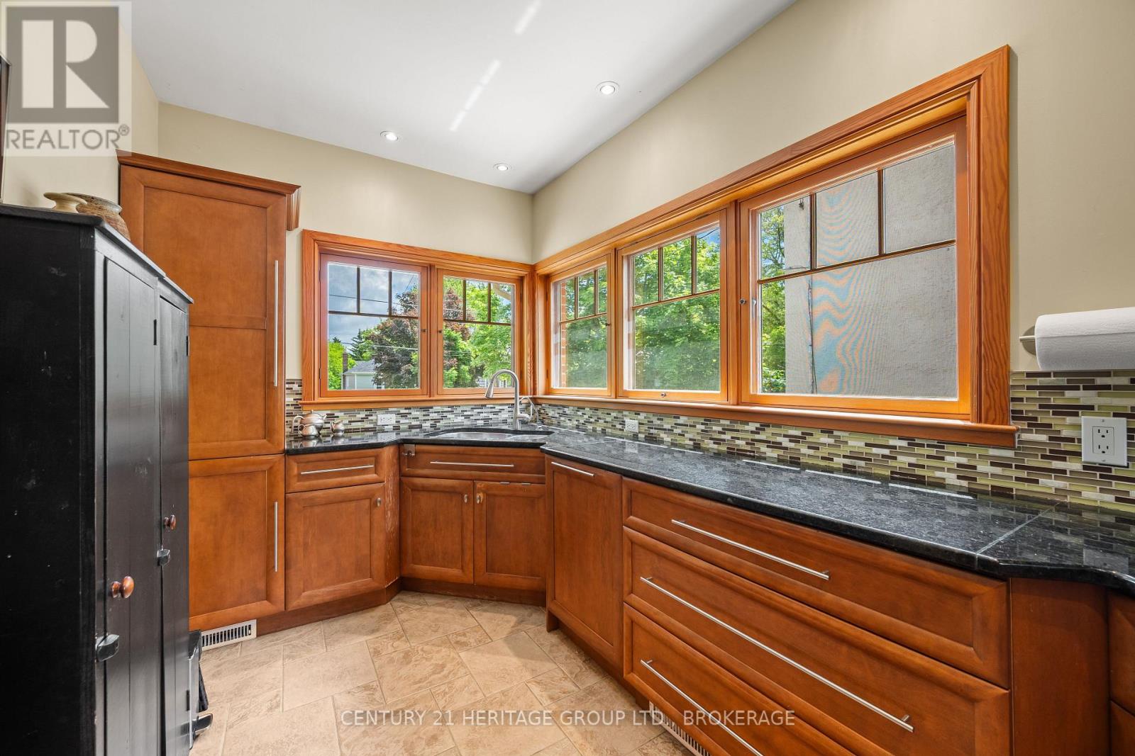 422 COLLEGE STREET - Image 11