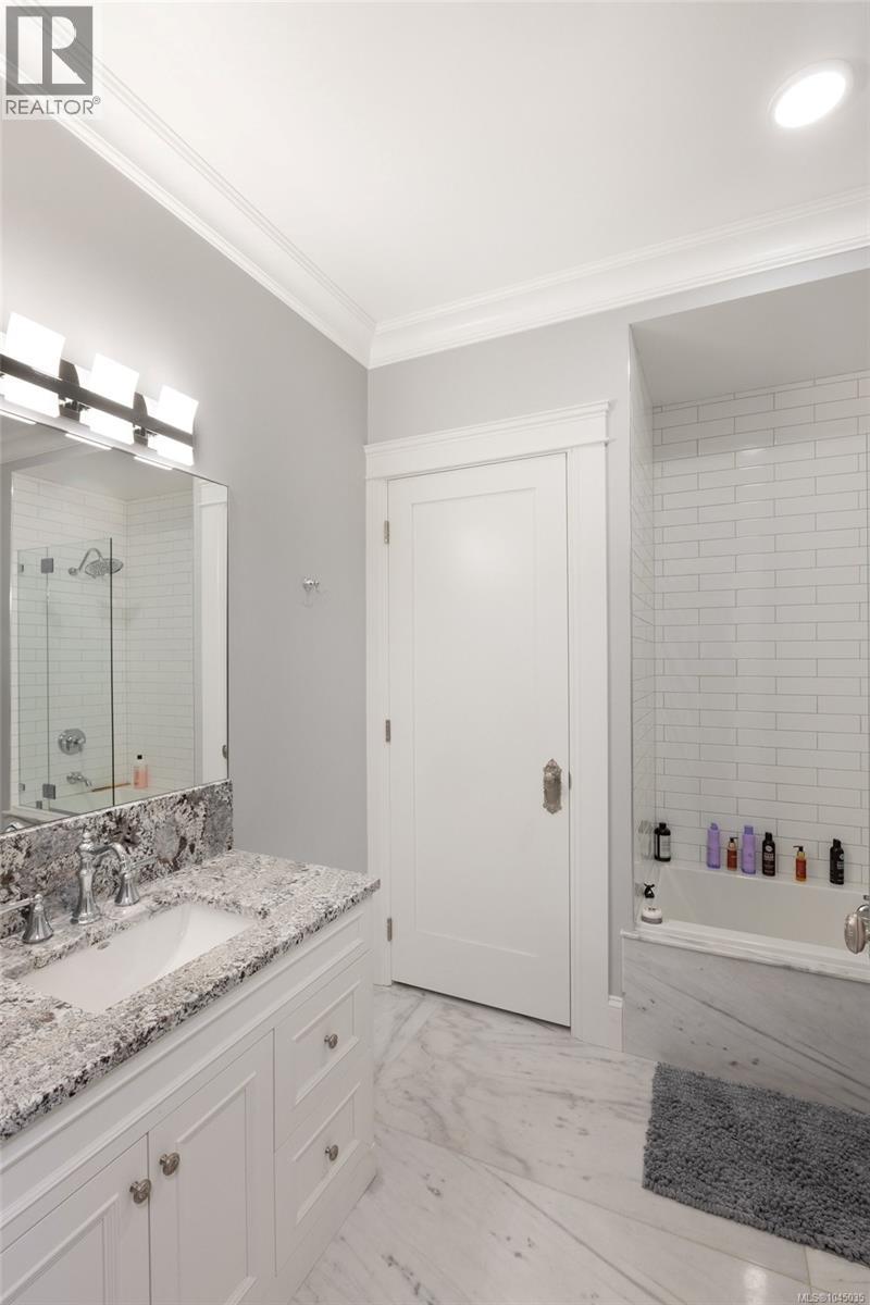 10865 Fernie Wynd Rd, North Saanich