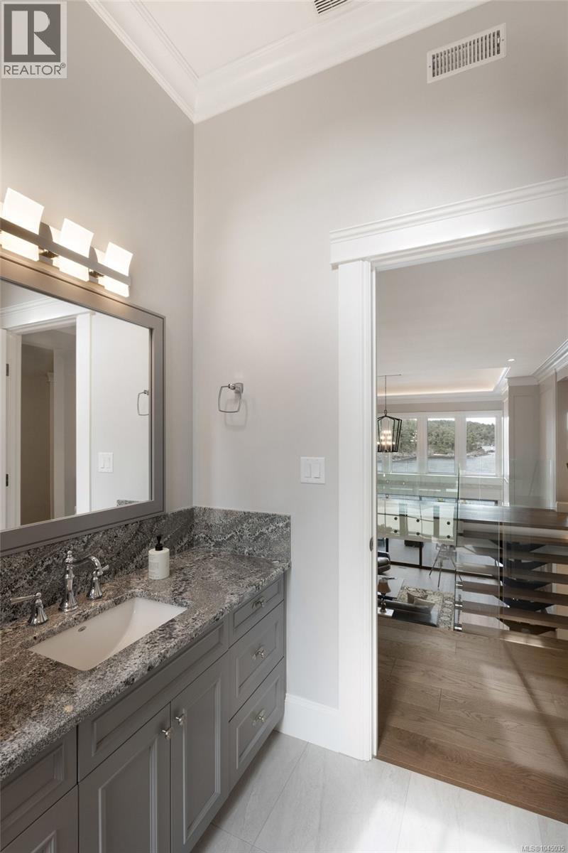 10865 Fernie Wynd Rd, North Saanich