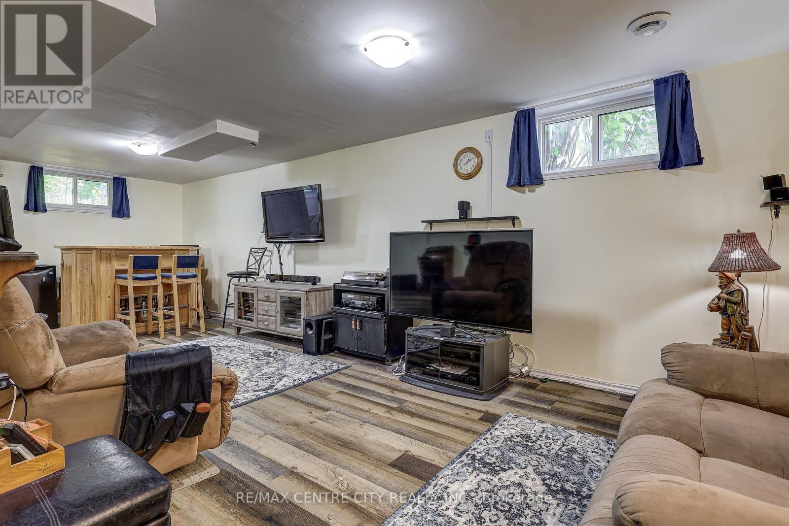 48 CLARENDON CRESCENT - Image 37