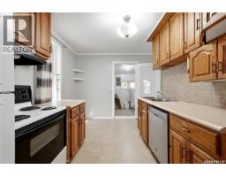 Enclosed porch - 558 Osler Street, Regina, SK S4R1W1 Photo 6