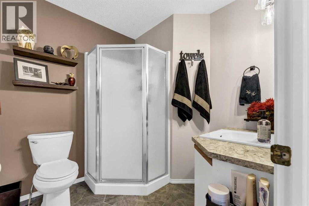 1A Stonegate Crescent SE - 35
