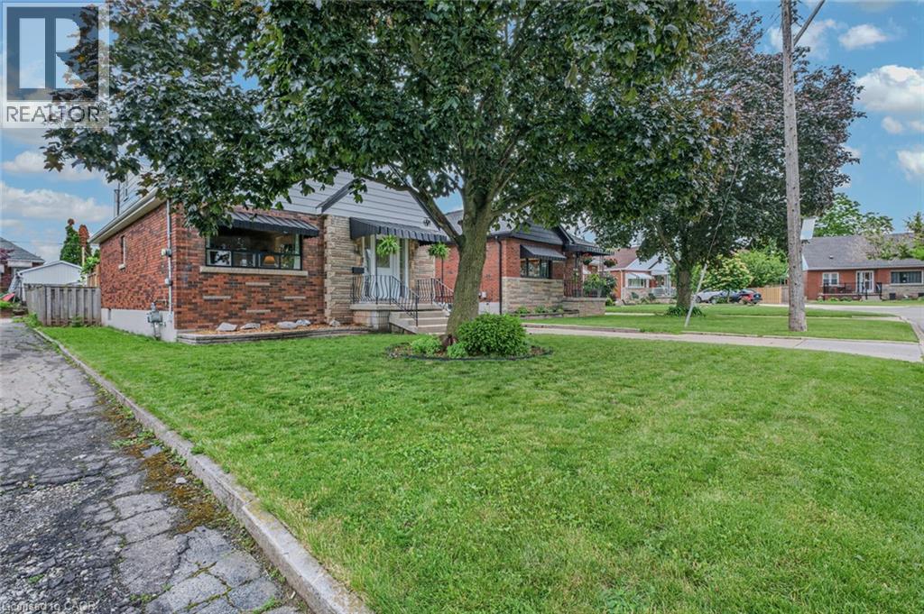 66 PALING Court, Hamilton — photo 3
