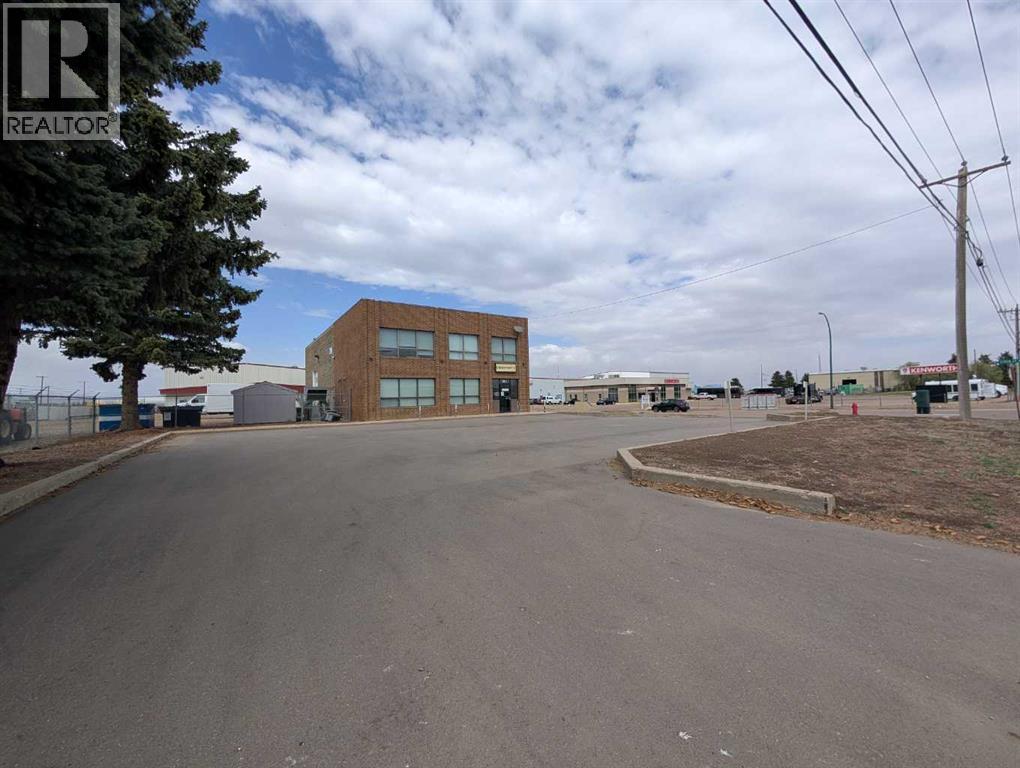 1811 Broadway Avenue E, Redcliff — photo 2