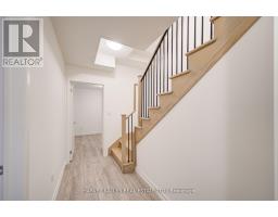 28 - 18 Lytham Green Circle, Newmarket, ON L3Y0H4 Photo 18