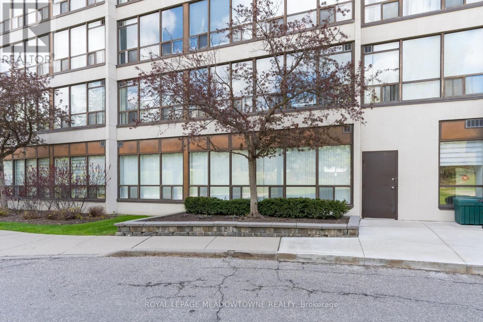 #104 10 LAURELCREST STREET - 35
