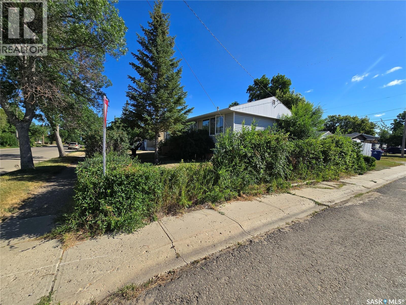 618 3rd STREET SE, Weyburn — photo 2