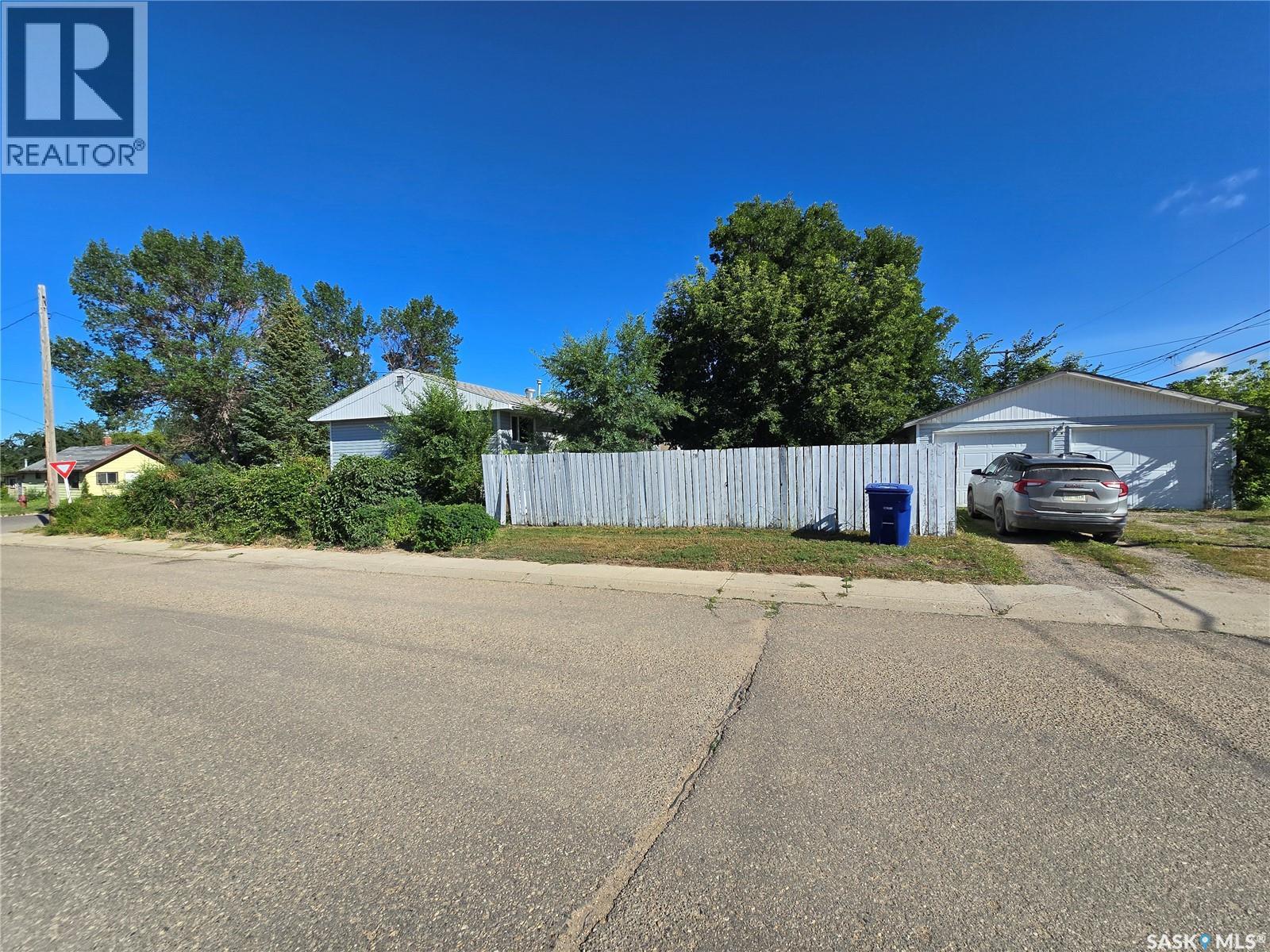 618 3rd STREET SE, Weyburn — photo 3