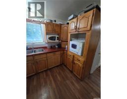 Living room - 618 3rd Street Se, Weyburn, SK S4H2E1 Photo 11