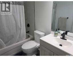4pc Bathroom - 440-442 Connaught Street, Regina, SK S4R4W9 Photo 12