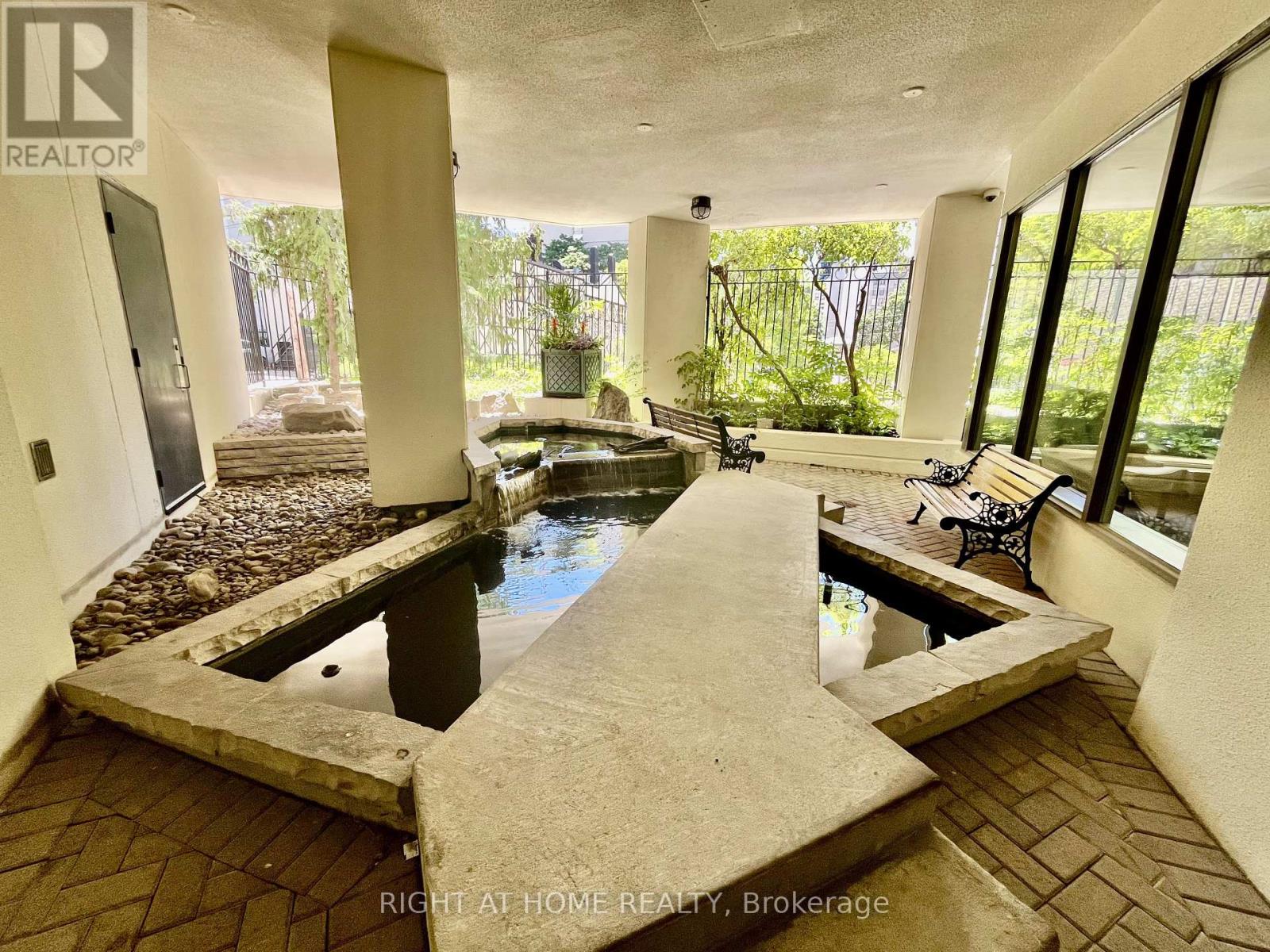 #1001 25 MAITLAND STREET W - 27
