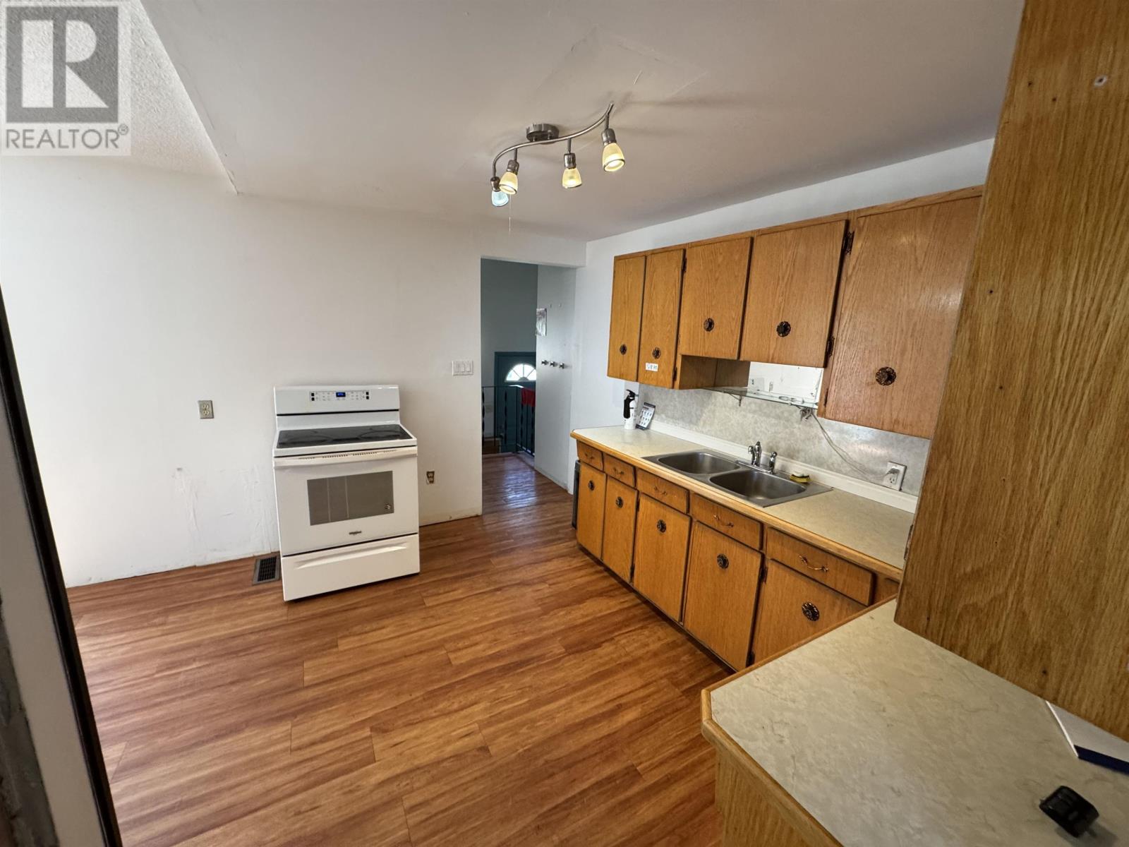 474 Mary St. E. - 6