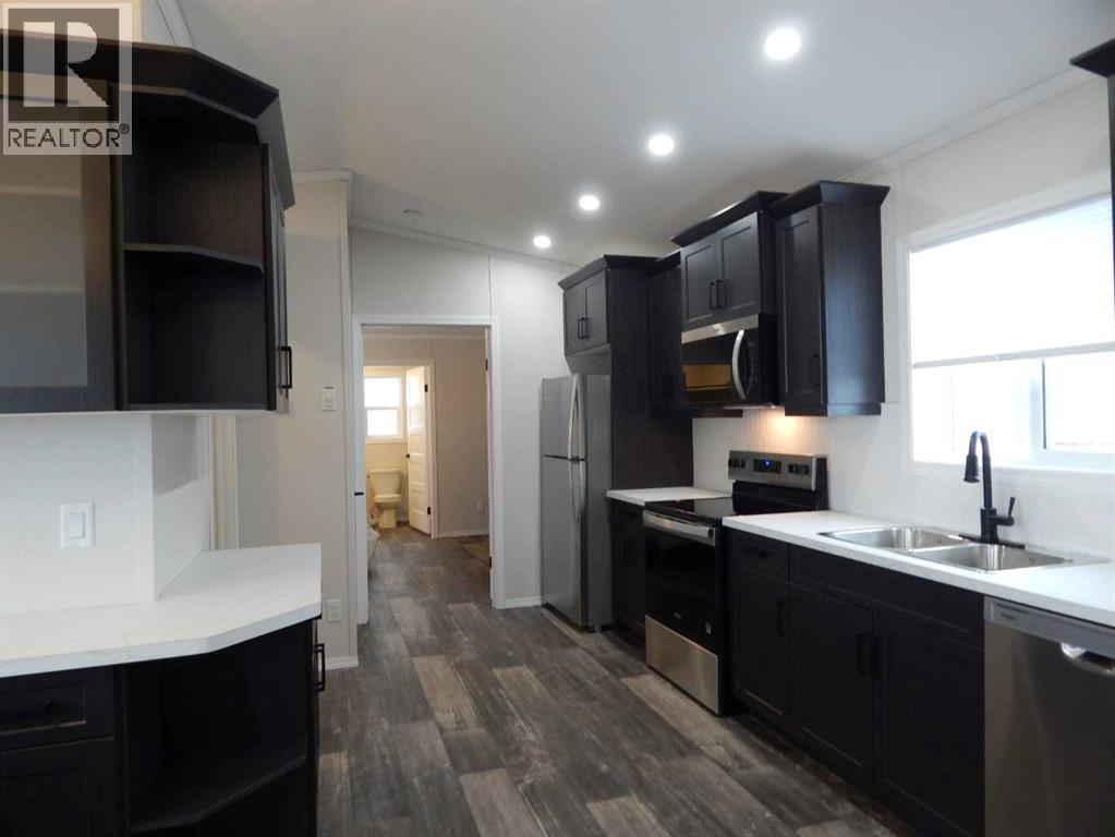 #11, 5210 65 Avenue - 7