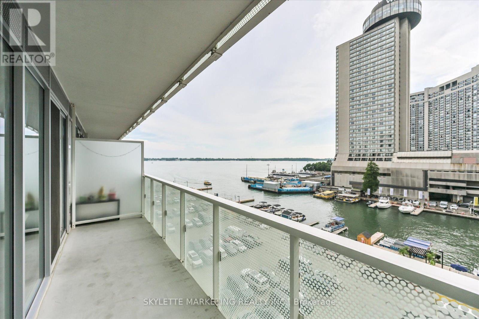 #617 15 QUEENS QUAY E - 17