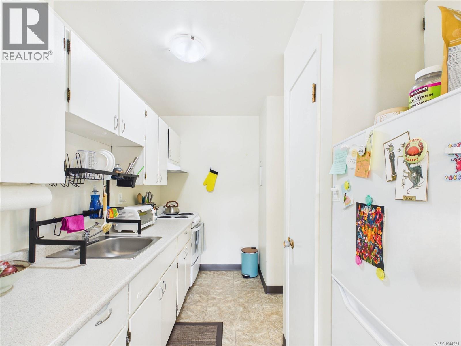 302 3880 Shelbourne Street, Victoria