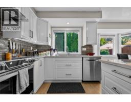 Full bathroom - 2049 Tremerton Drive, Kamloops, BC V2E2L1 Photo 9