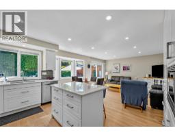 Full bathroom - 2049 Tremerton Drive, Kamloops, BC V2E2L1 Photo 12