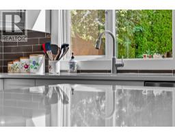 Full ensuite bathroom - 2049 Tremerton Drive, Kamloops, BC V2E2L1 Photo 10