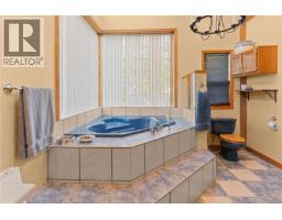1059 Pat Burns Ave, Gabriola Island, BC V0R1X2 Photo 25