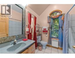 1059 Pat Burns Ave, Gabriola Island, BC V0R1X2 Photo 18