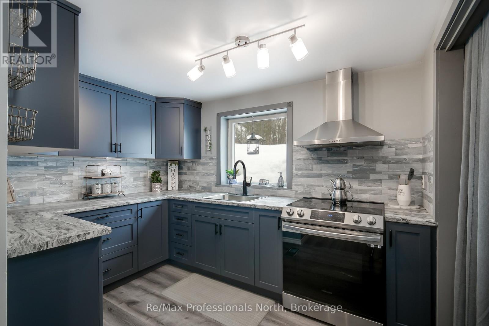 1017 BARLOCHAN ROAD - 25