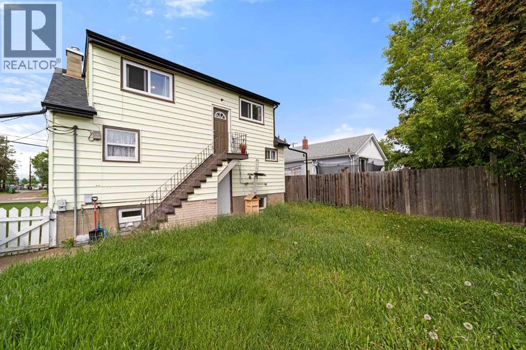 5219 50 Avenue - 3
