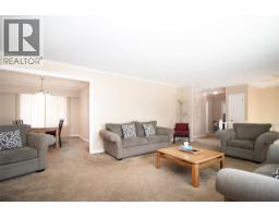 Full bathroom - 210 Wallace Road, Kelowna, BC V1X4T1 Photo 6