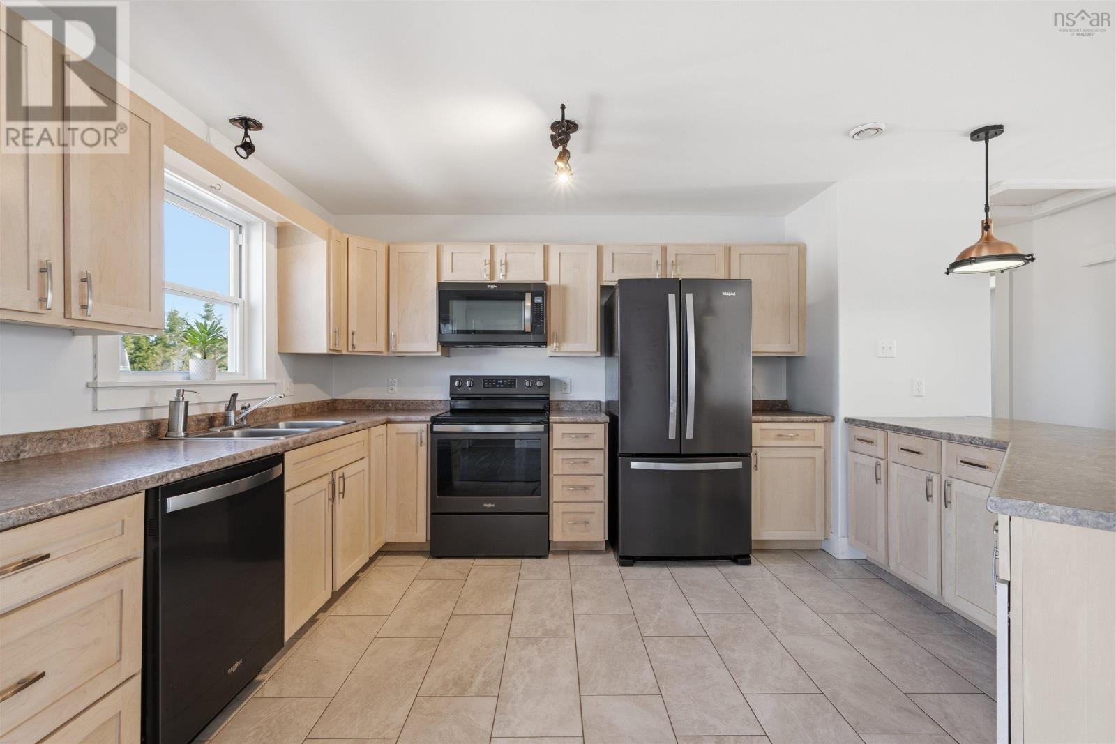 281 Heselton Drive, Ostrea Lake — photo 3