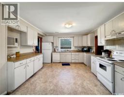 Enclosed porch - 1671 103rd Street, North Battleford, SK S9A1L6 Photo 6