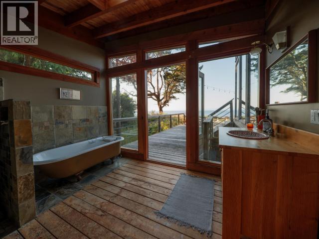 1586/1592 VANCOUVER BLVD - 24